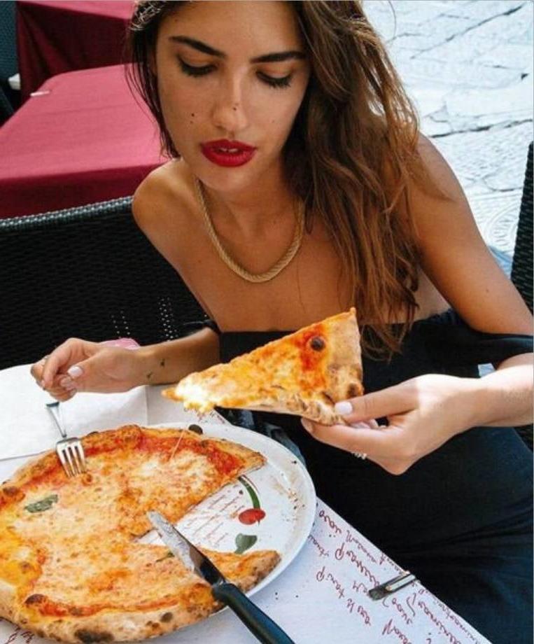 25P Hot Girls Eating Pizza