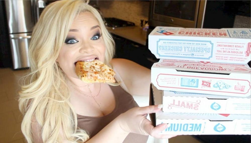 25P Hot Girls Eating Pizza
