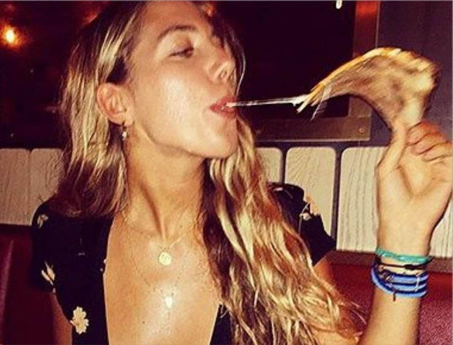 25P Hot Girls Eating Pizza