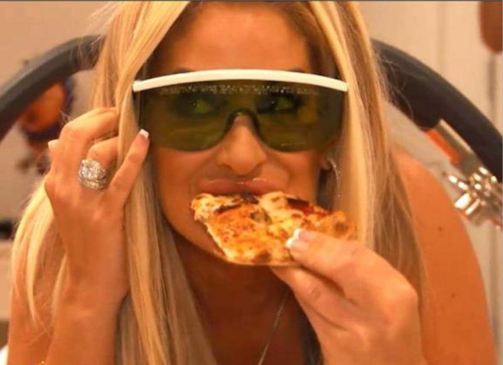 25P Hot Girls Eating Pizza