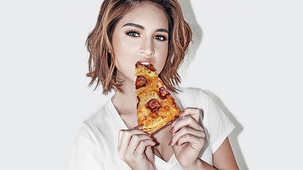 25P Hot Girls Eating Pizza