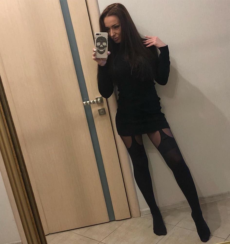 25P Hot anal MILF showing her body (high heels, stockings)