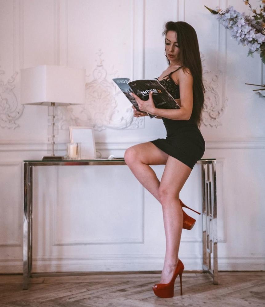 25P Hot anal MILF showing her body (high heels, stockings)