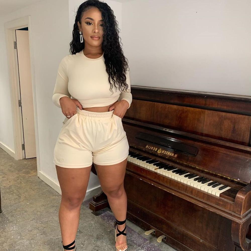 25P Sexy Thick Women 15