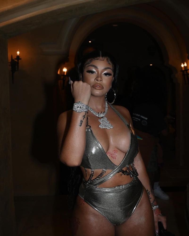 25P Sexy Thick Women 15