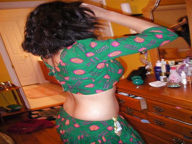 5P MY SEXY WIFE SHOWING HER PANTY BRA