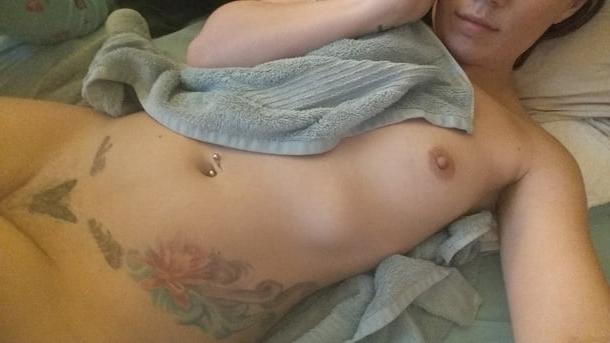 25P Alicia Northup likes to show the cream from her cunt