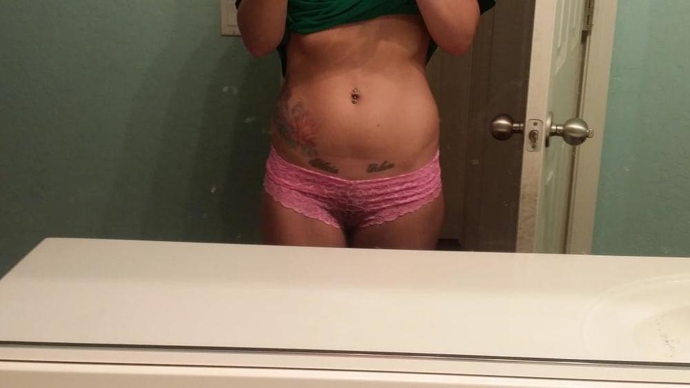 25P Alicia Northup likes to show the cream from her cunt