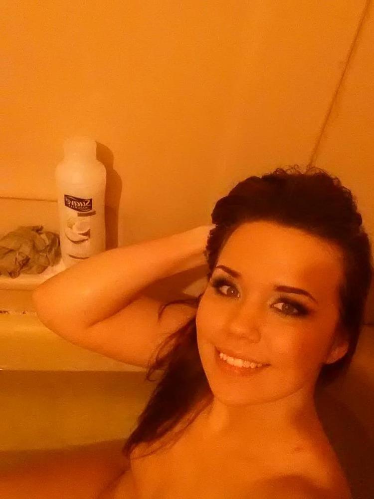 25P Alicia Northup likes to show the cream from her cunt