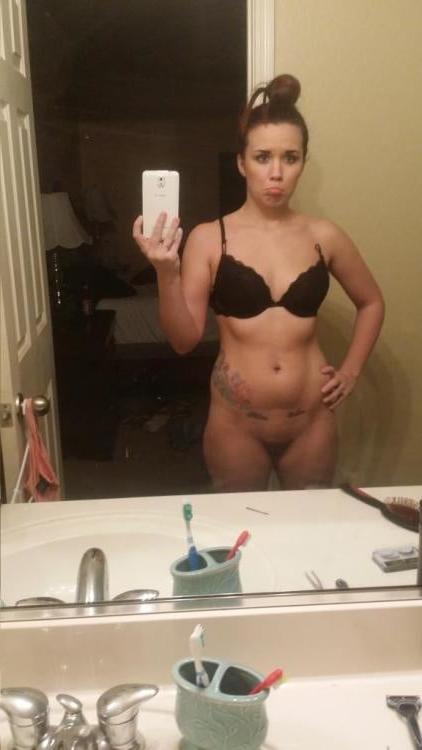 25P Alicia Northup likes to show the cream from her cunt