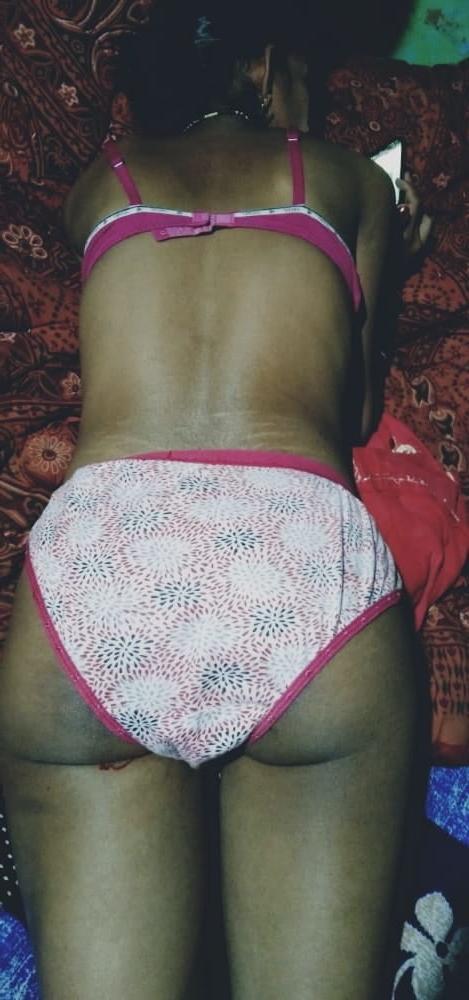 25P Desi villager girl bath spy