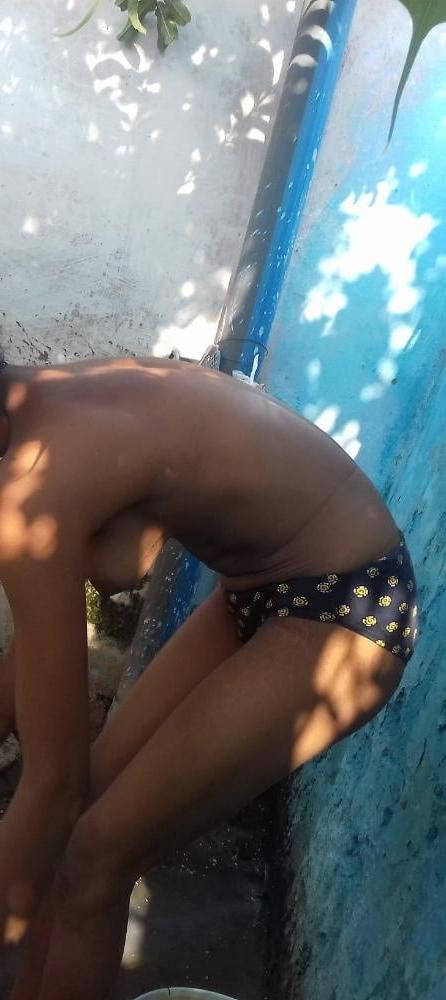 25P Desi villager girl bath spy