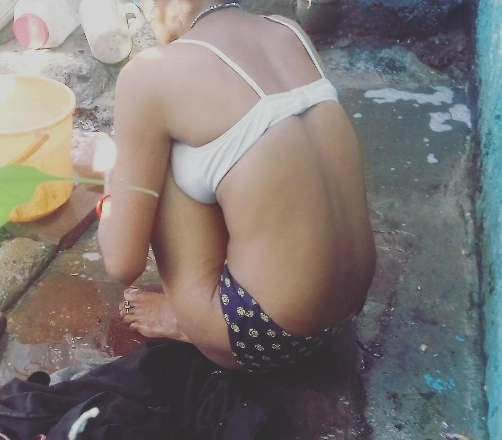 25P Desi villager girl bath spy