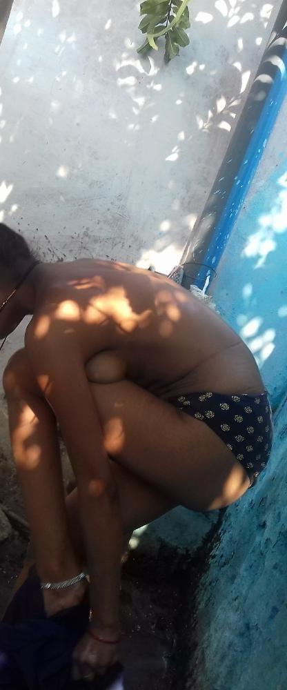 25P Desi villager girl bath spy