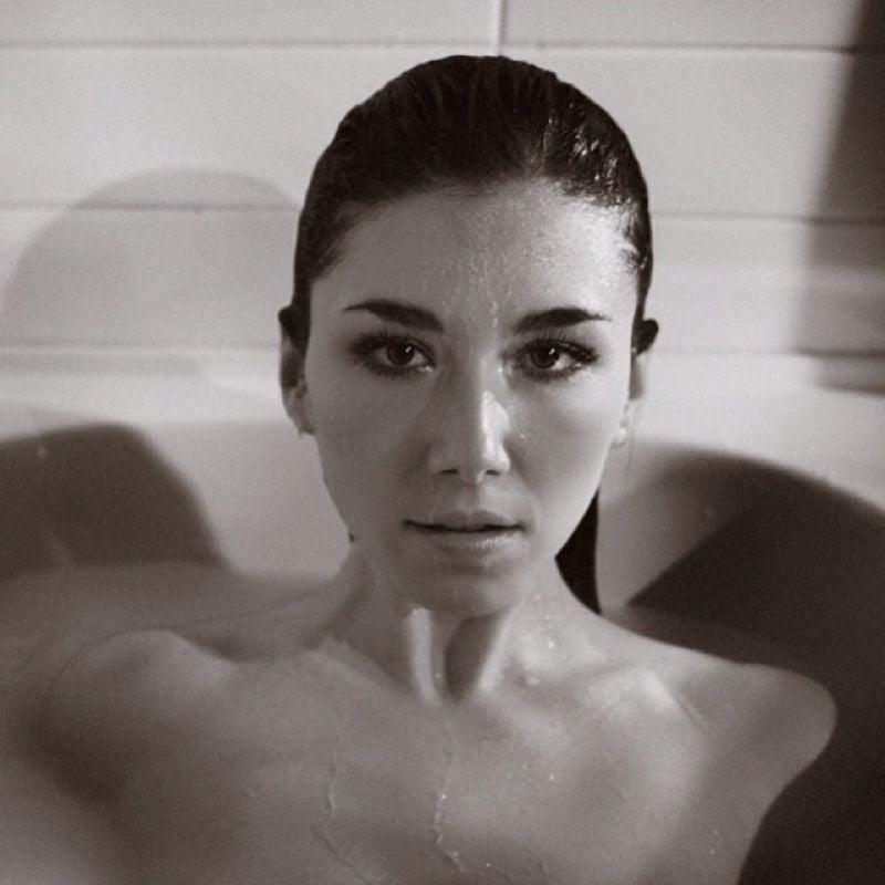 25P Jewel Staite- bath time!