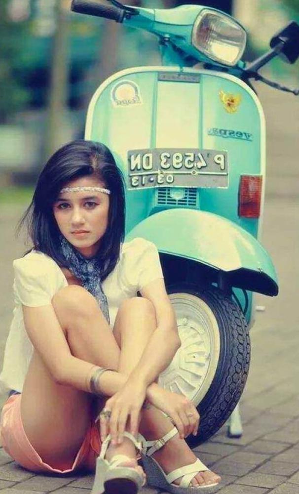 24P Lovely girls on bikes gallery 3