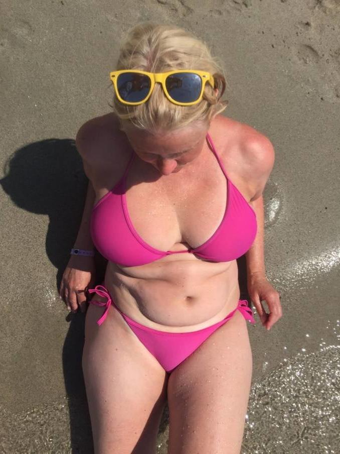 25P Wanking bikini milfs mix