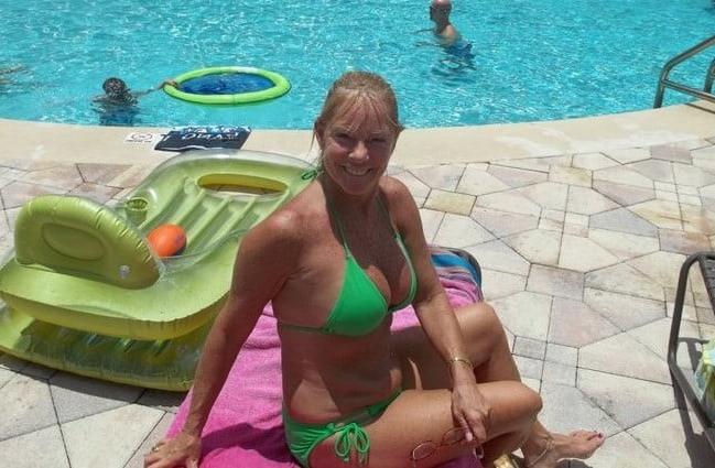 25P Wanking bikini milfs mix