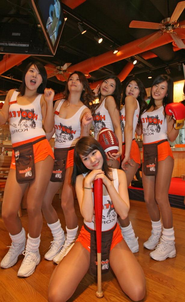 25P The Girls From Hooters Wear Pantyhose