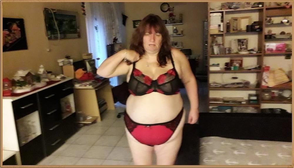 18P BBW slut wearing bra and panties.