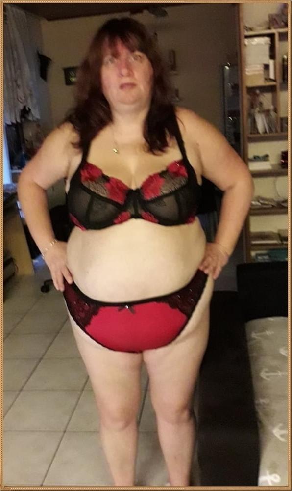 18P BBW slut wearing bra and panties.