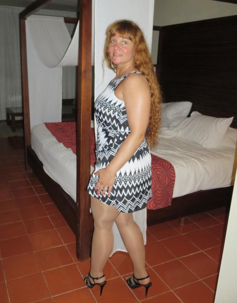25P Sexy MILFs and GILFs Wearing Tights 24