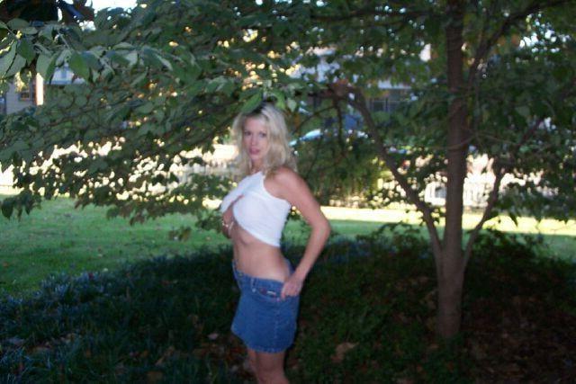 25P Amazing Blonde Milf Posing