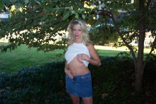 25P Amazing Blonde Milf Posing