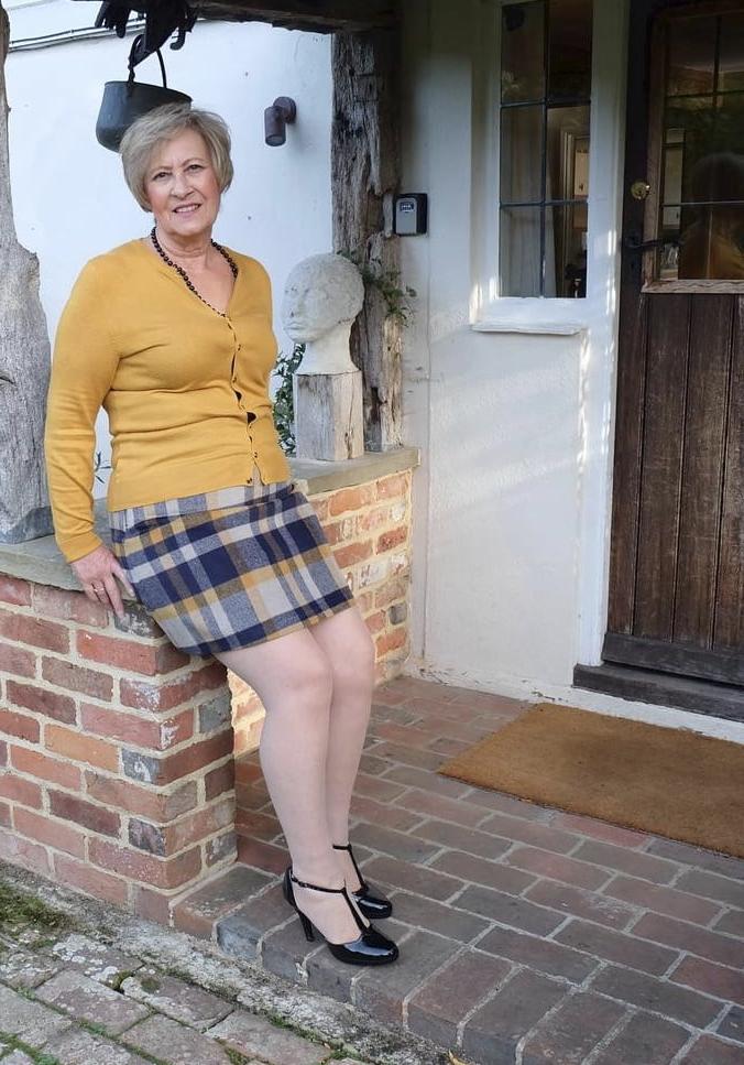 25P Sexy MILFs and GILFs Wearing Tights 23