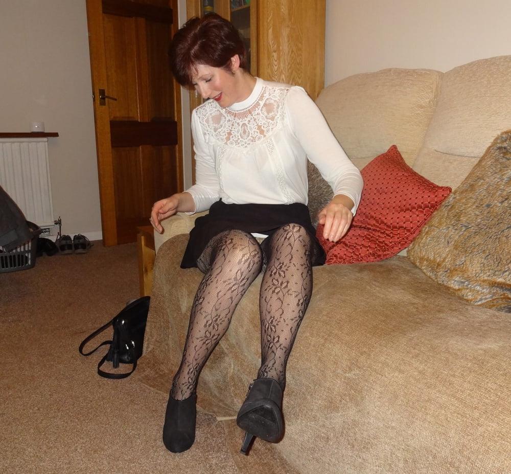 25P Sexy MILFs and GILFs Wearing Tights 23
