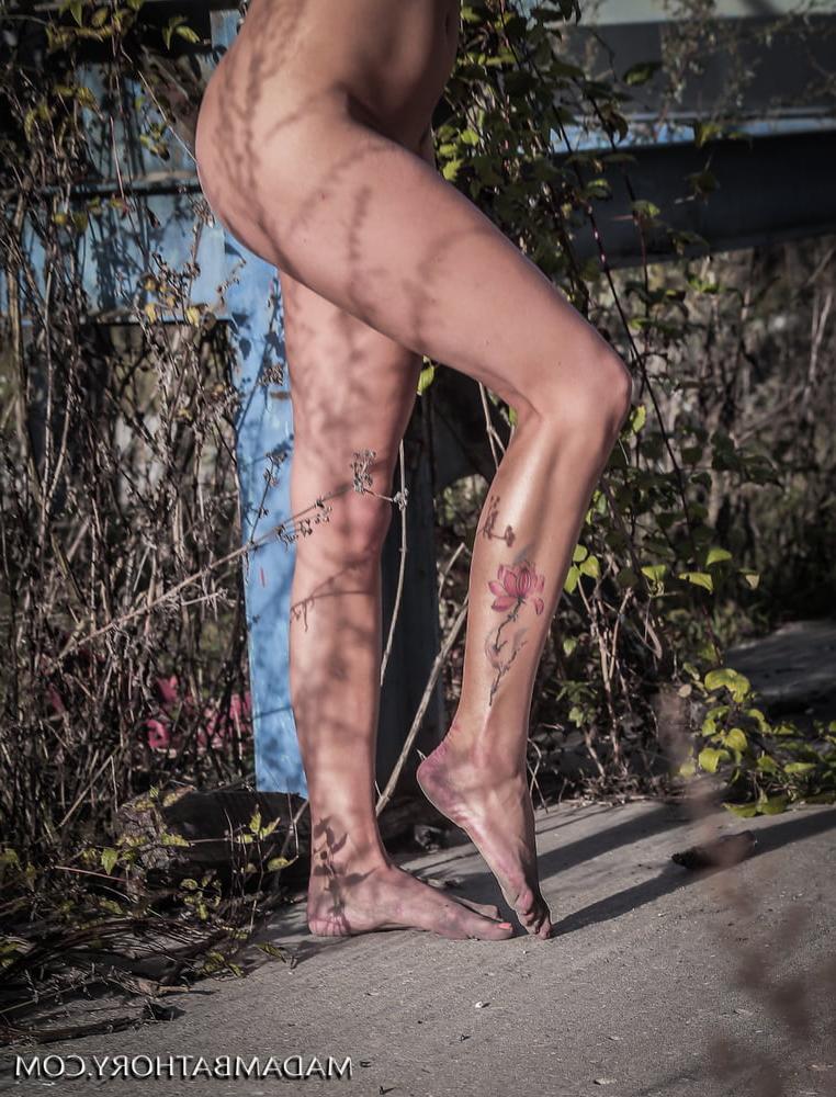 25P Chained outdoors