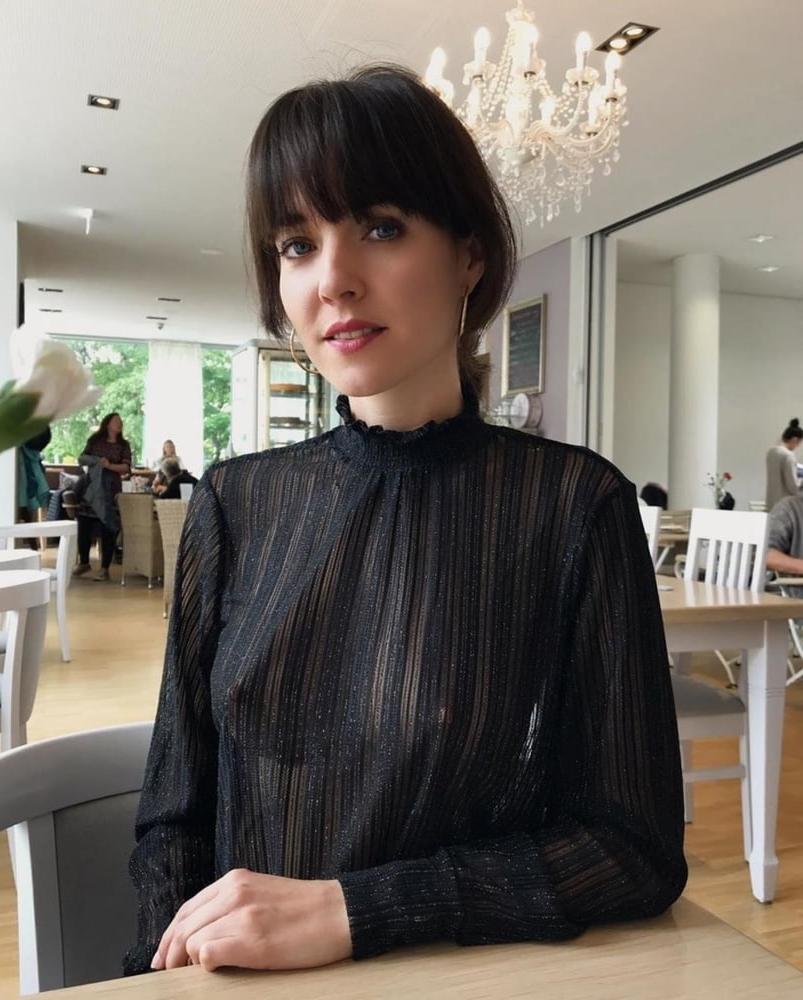 25P No bra allowed