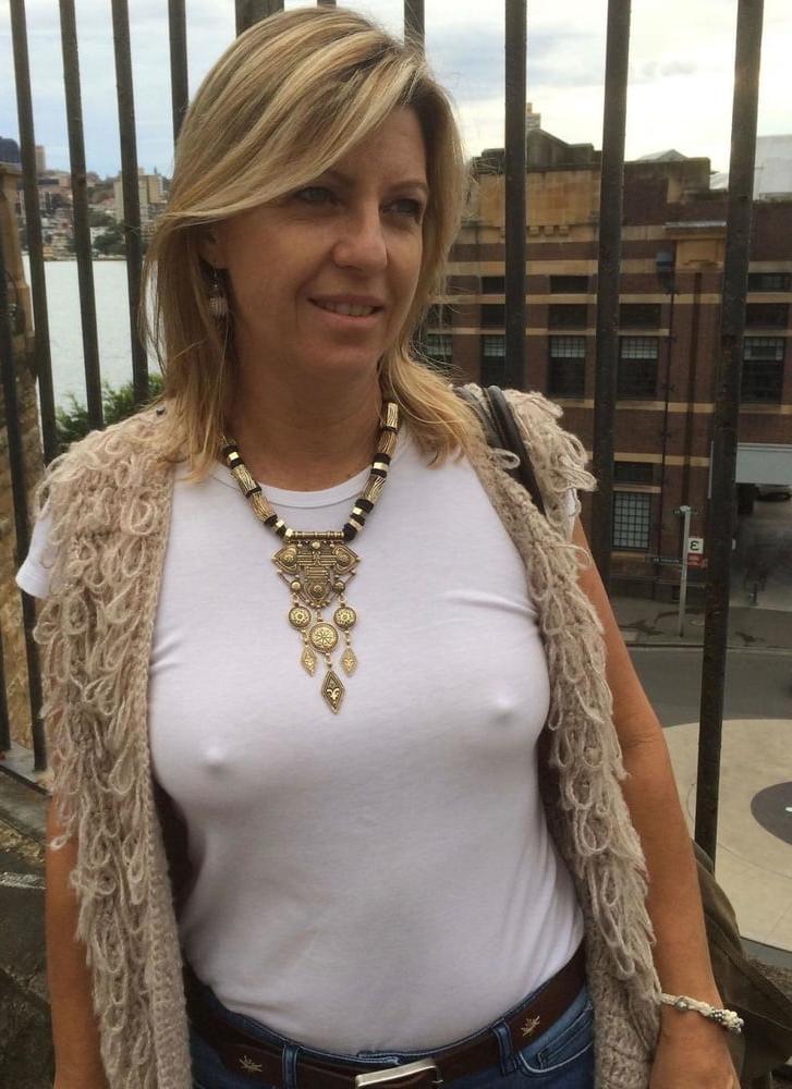 25P No bra allowed
