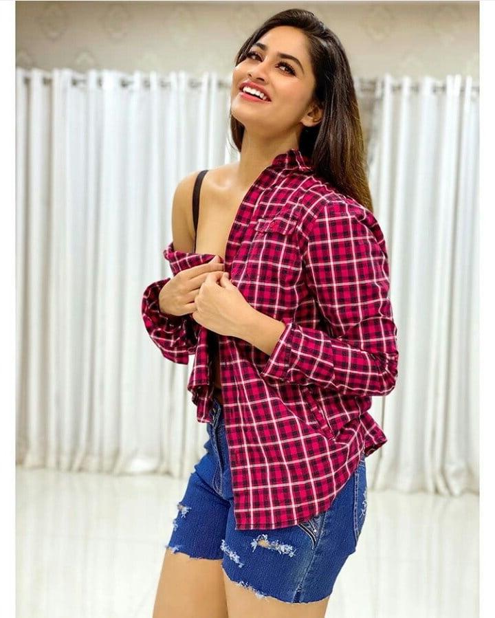 13P Shivani the bra girl