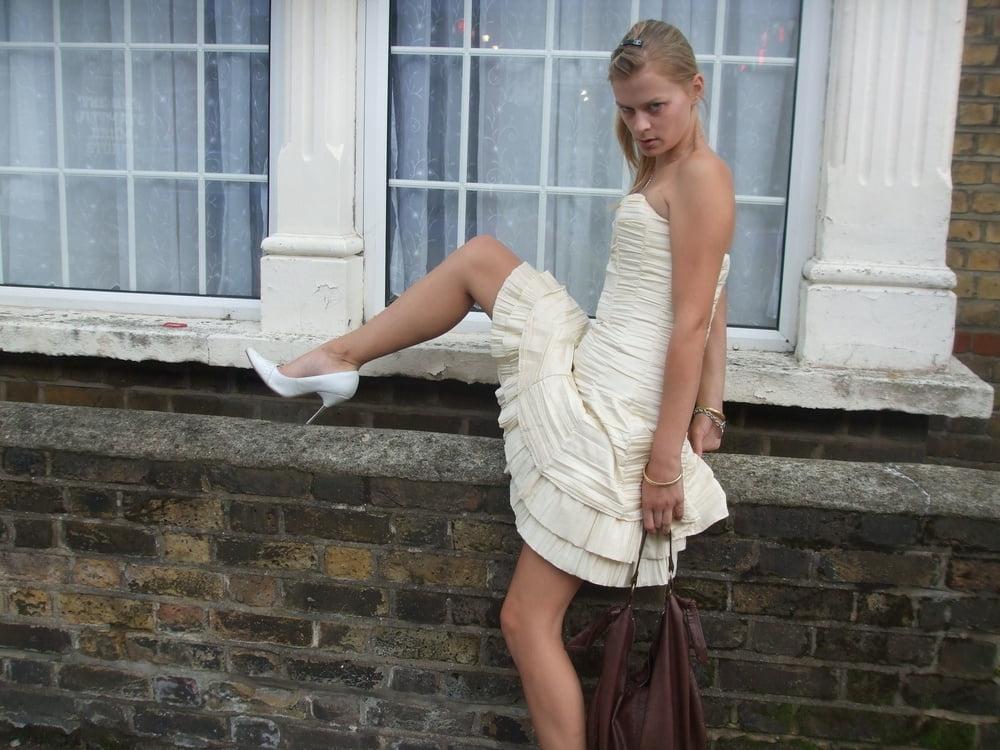 25P UK BLONDE POSING