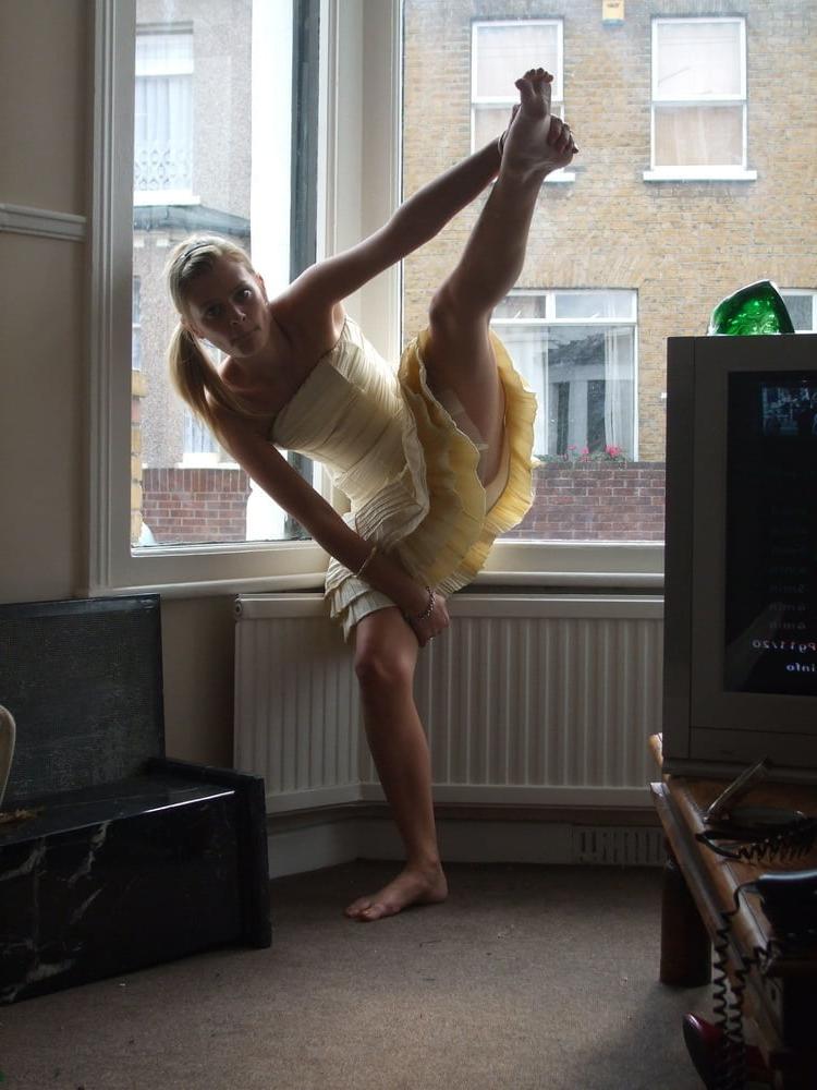 25P UK BLONDE POSING