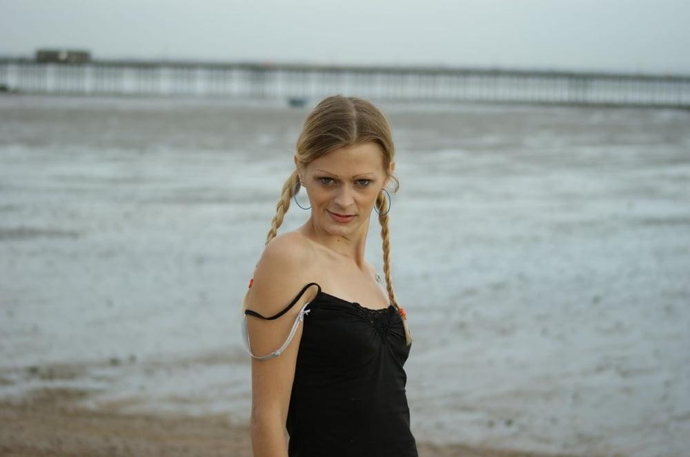 25P UK BLONDE POSING