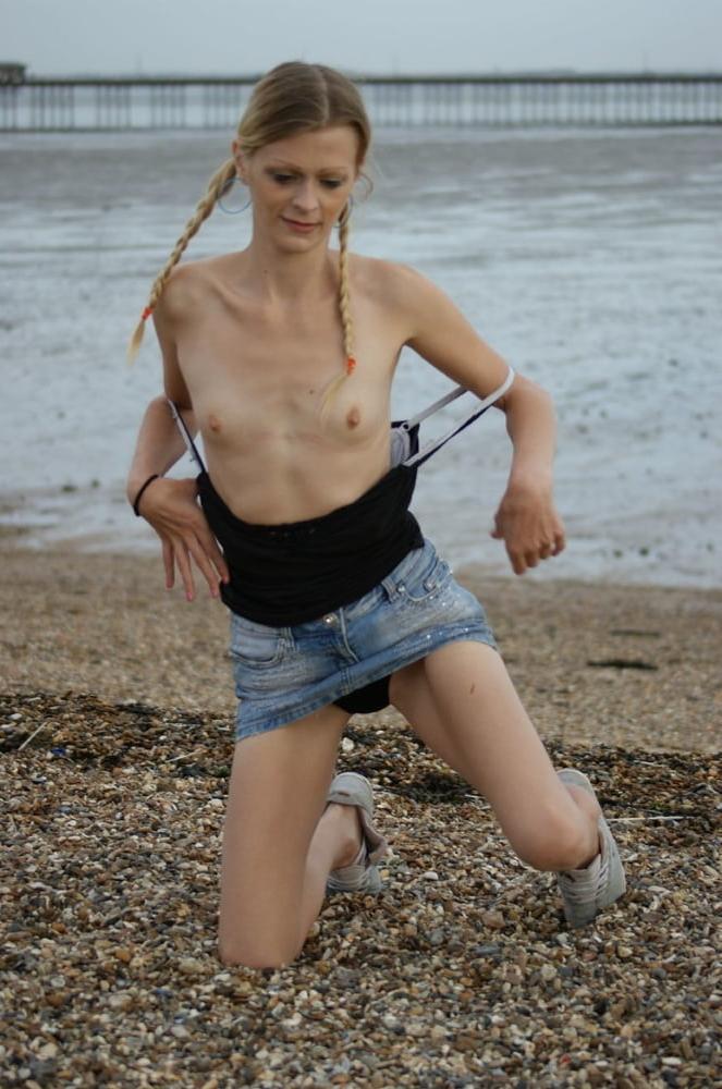 25P UK BLONDE POSING