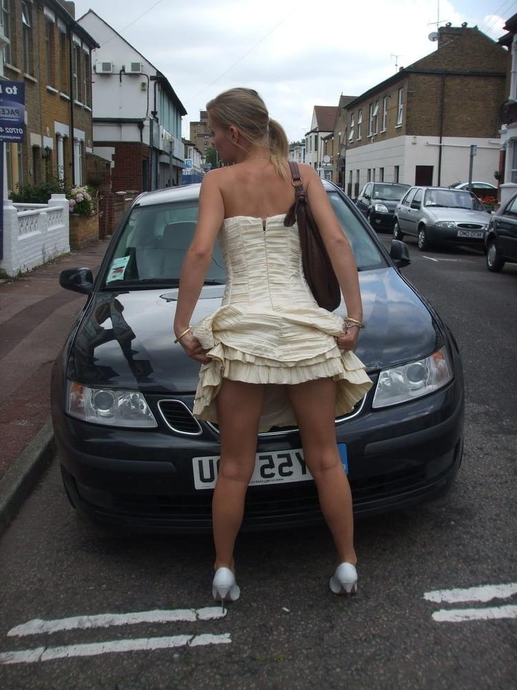 25P UK BLONDE POSING