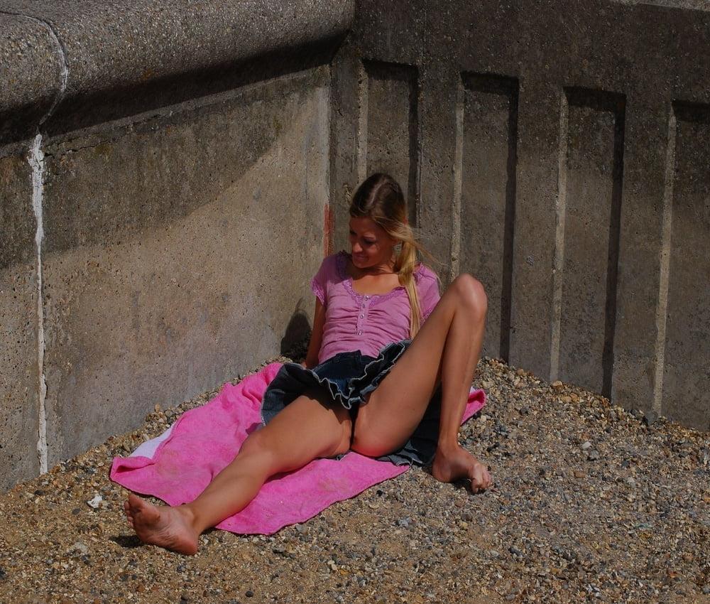 25P UK BLONDE POSING