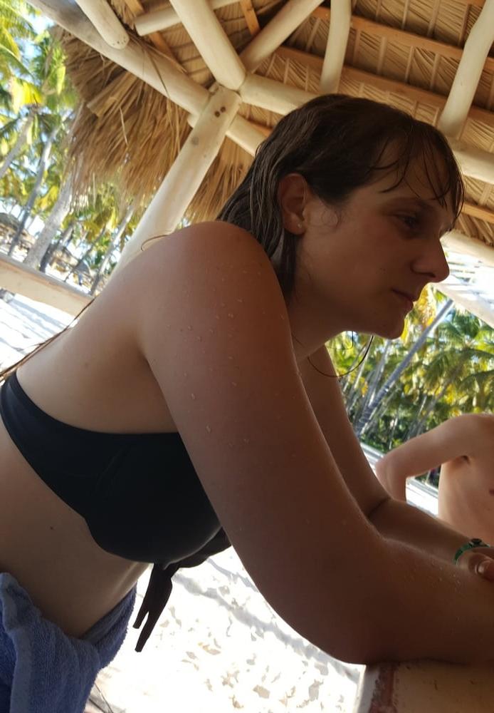 21P pretty ass in thong at the beach bar