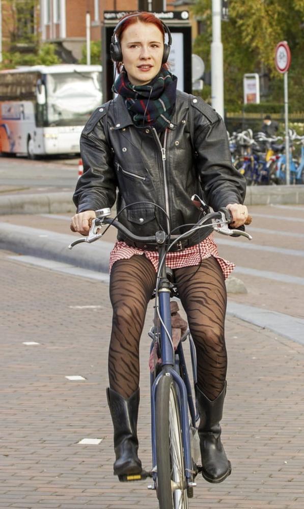 25P Biker's On The Street Wearing Pantyhose Vol.2