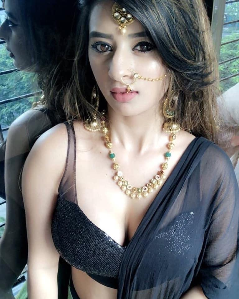25P Beautiful young girls