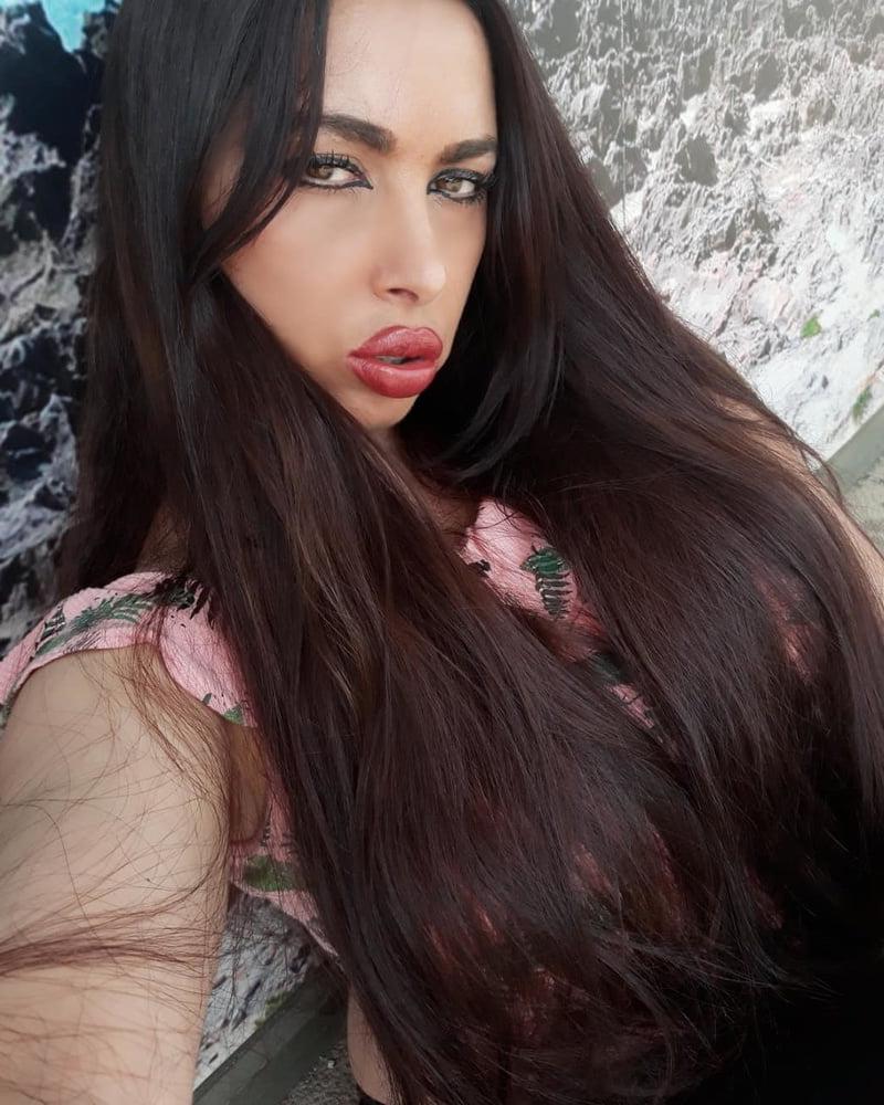 25P Tits ..... and She is Thick 1.0