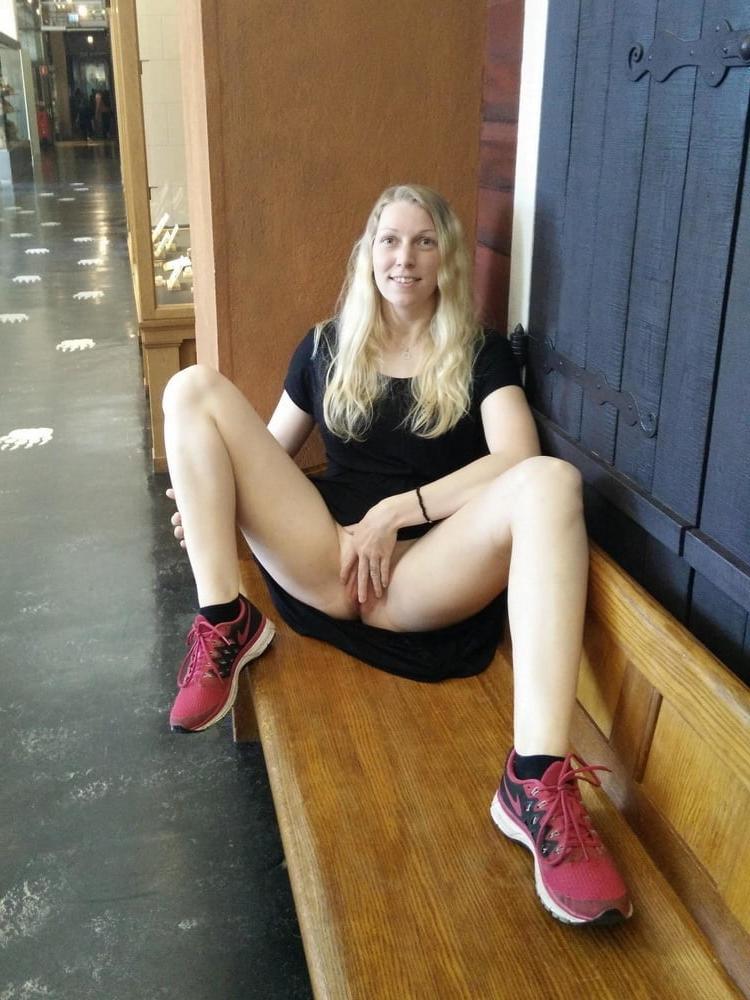 25P Bottomless Girls and Milfs 6