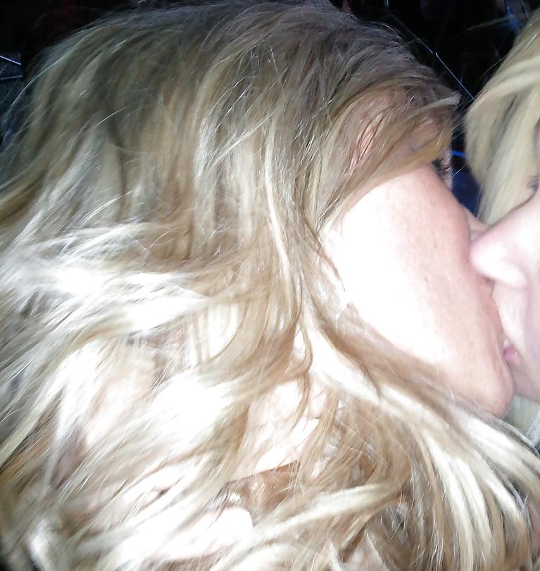25P Blond MILF posing