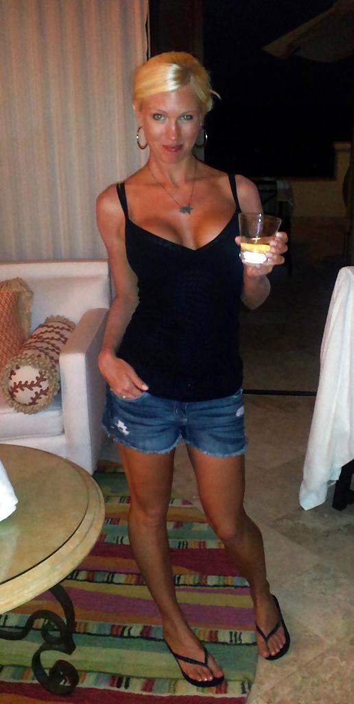 25P Blond MILF posing