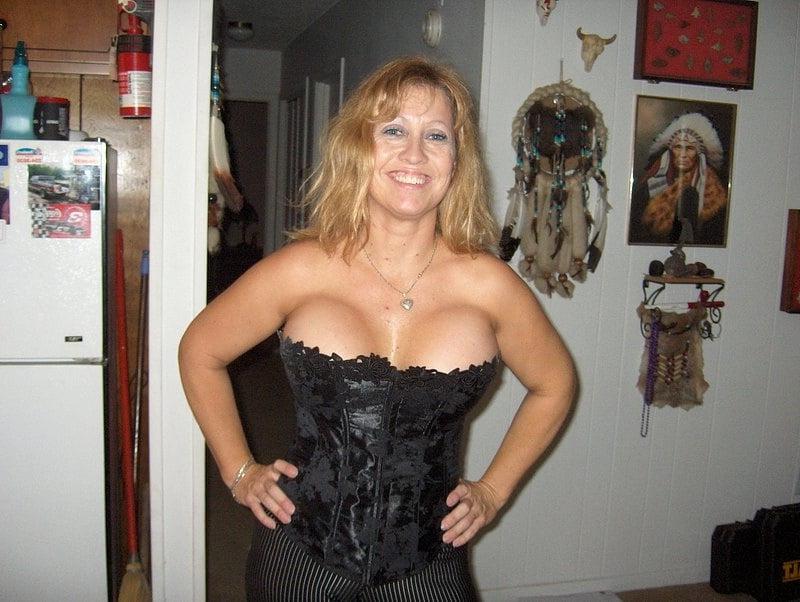 25P milfs in bra