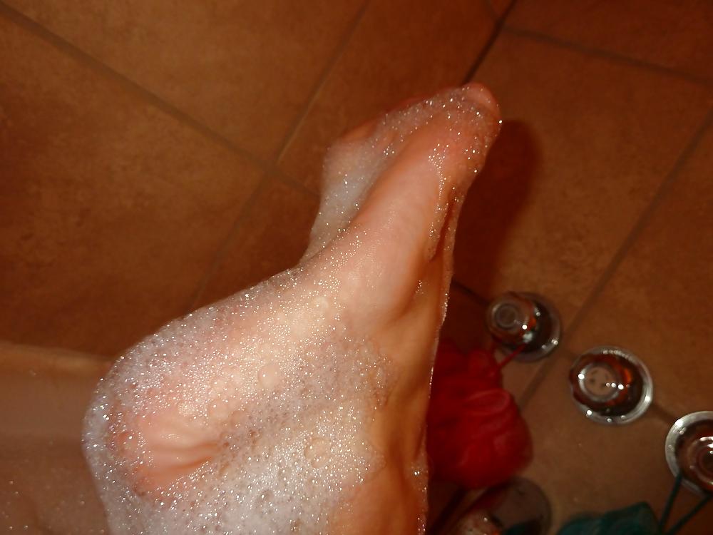 15P Pretty sexy feet in bath