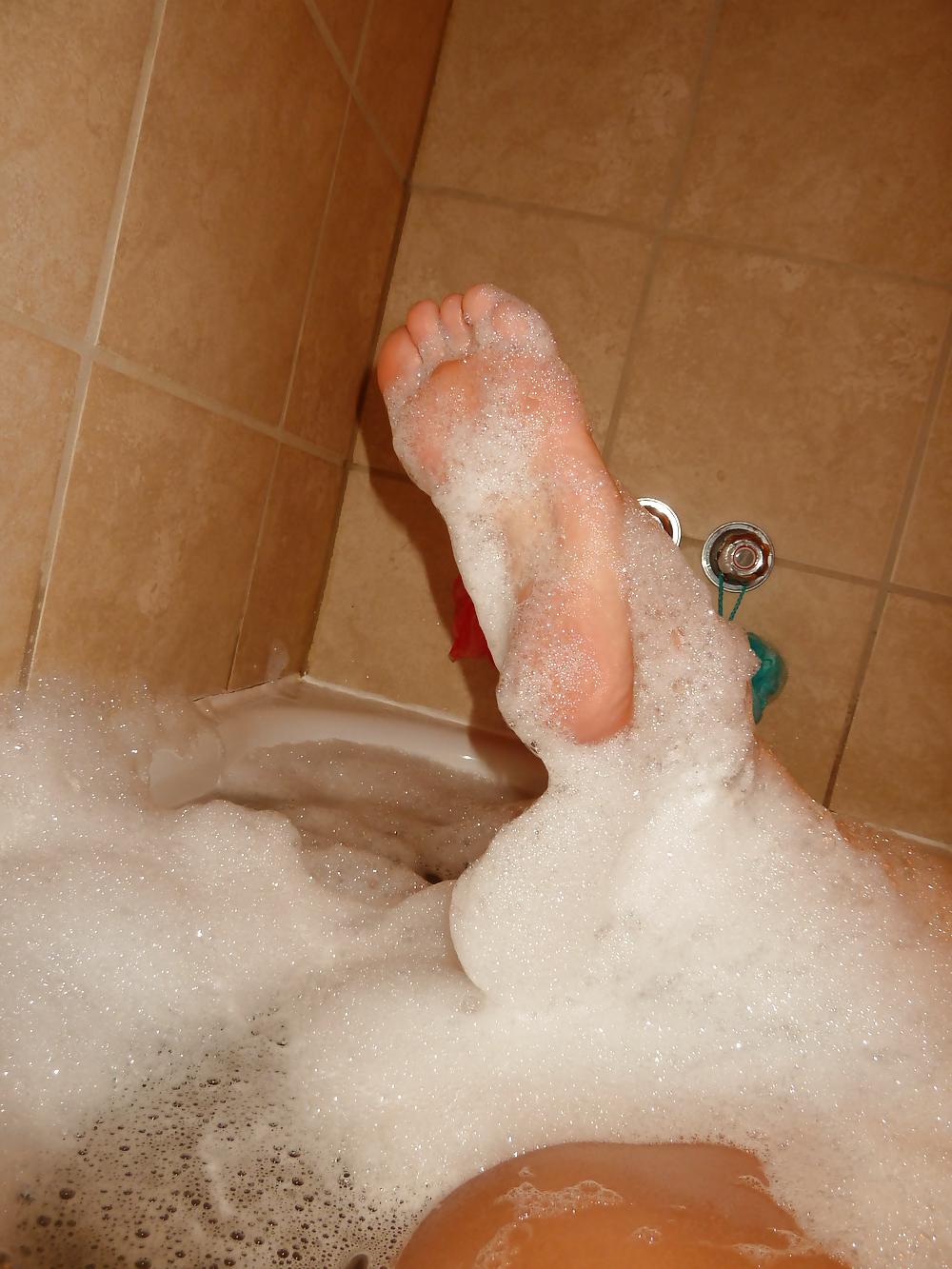 15P Pretty sexy feet in bath